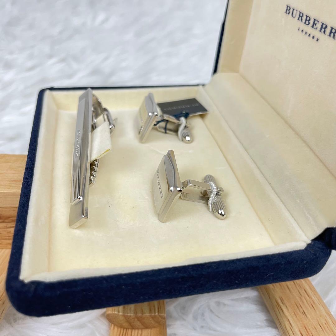 未使用級✨バーバリーロンドン✨ネクタイピン✨カフスセット✨2点✨シルバー銀