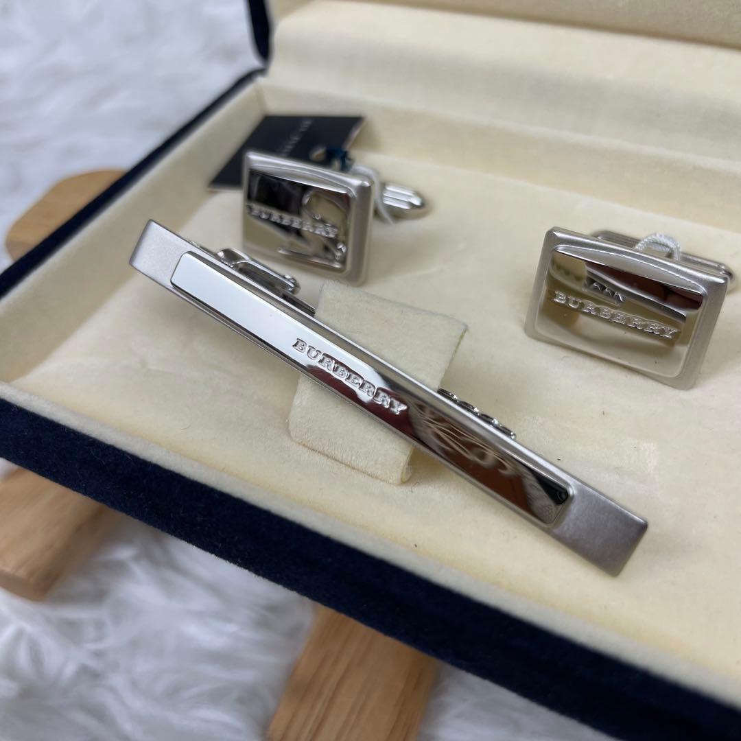 未使用級✨バーバリーロンドン✨ネクタイピン✨カフスセット✨2点✨シルバー銀