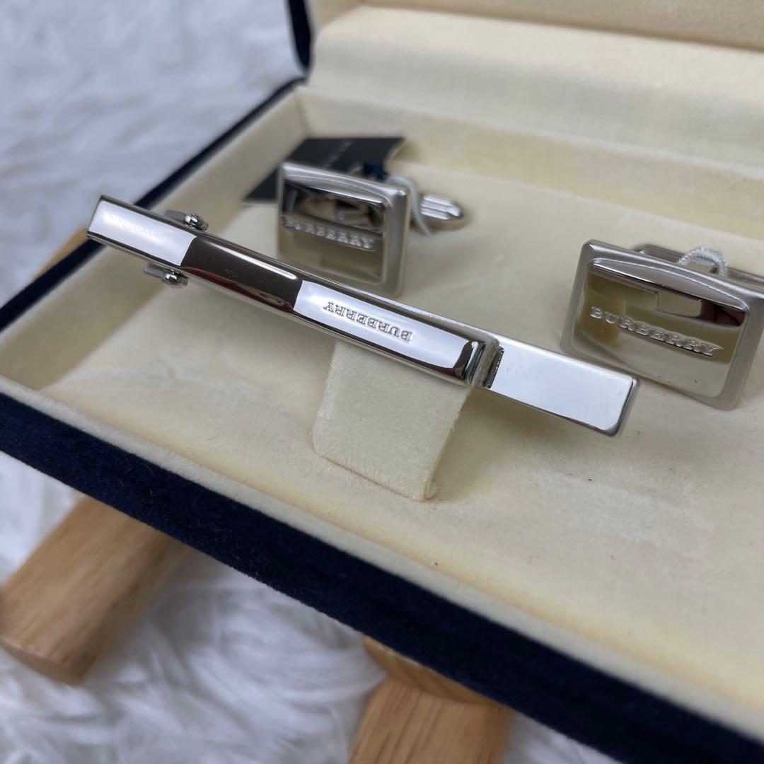 未使用級✨バーバリーロンドン✨ネクタイピン✨カフスセット✨2点✨シルバー銀