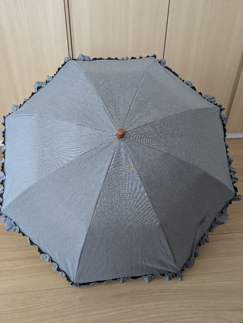 サンバリア100　折りたたみ日傘 ２段折 フリル フロスト　グレー　木曲がり手元