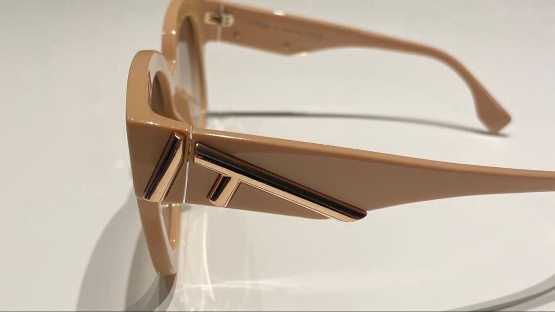 FENDI フェンディ　グラデーションレンズ サングラス　FE40098l