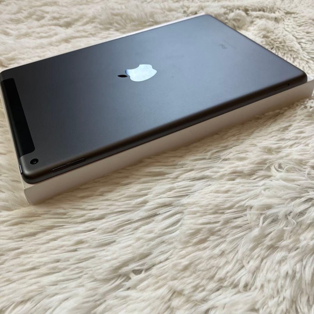 【完動品】iPad 第8世代 32GB 【すぐ発送】【付属品】