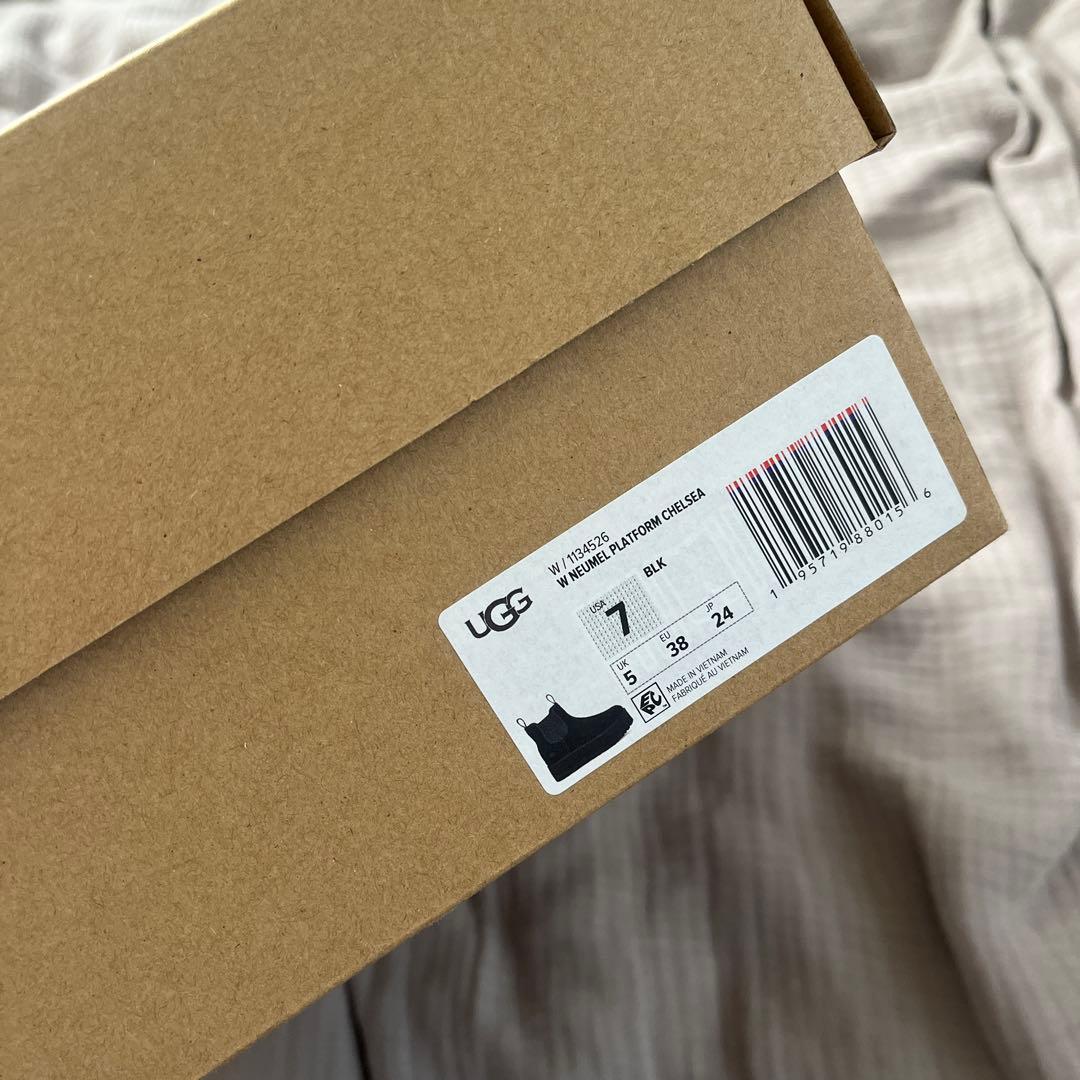 UGGニューメルプラットフォームチェルシーブーツ