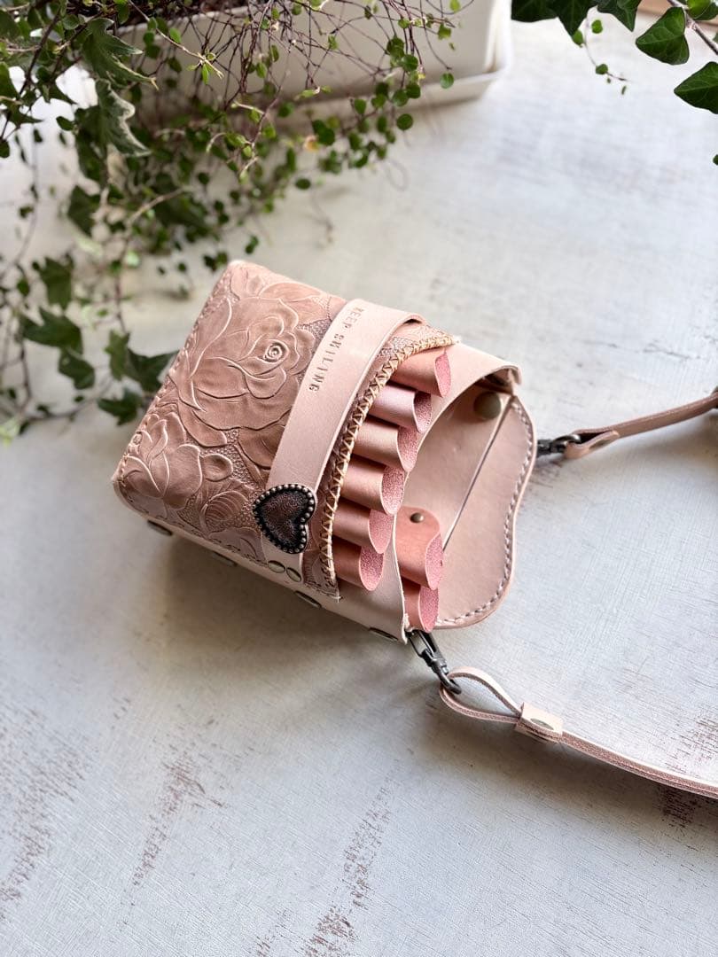 ヌメ革ナチュラル、ローズ型押しの大容量シザーケース