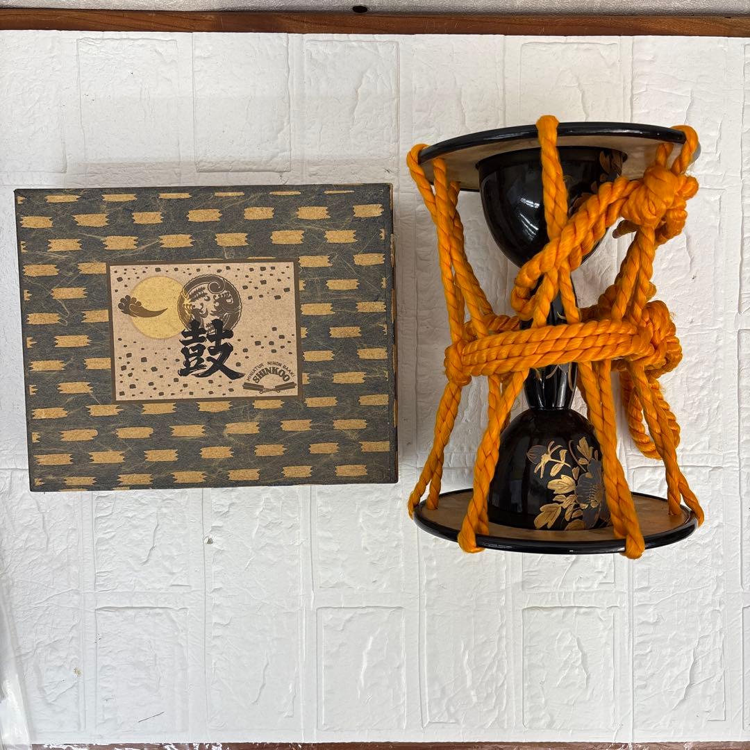 鼓　伝統的な和楽器 鼓 黒と金の装飾