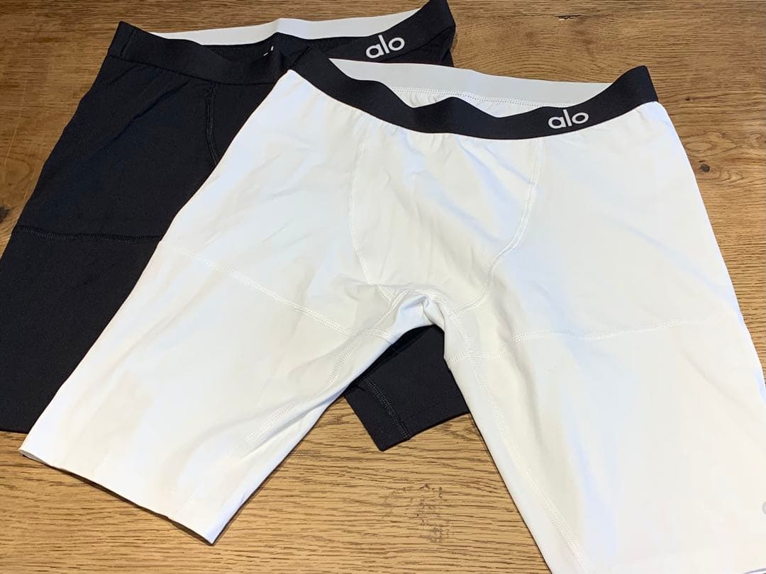 【新品未使用】alo Yoga パンツ　ブラックとホワイト　2点セット