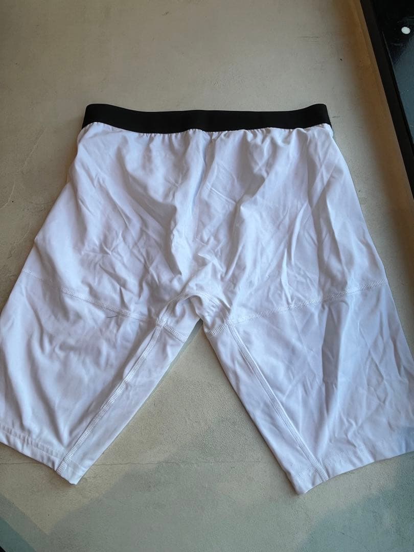 【新品未使用】alo Yoga パンツ　ブラックとホワイト　2点セット