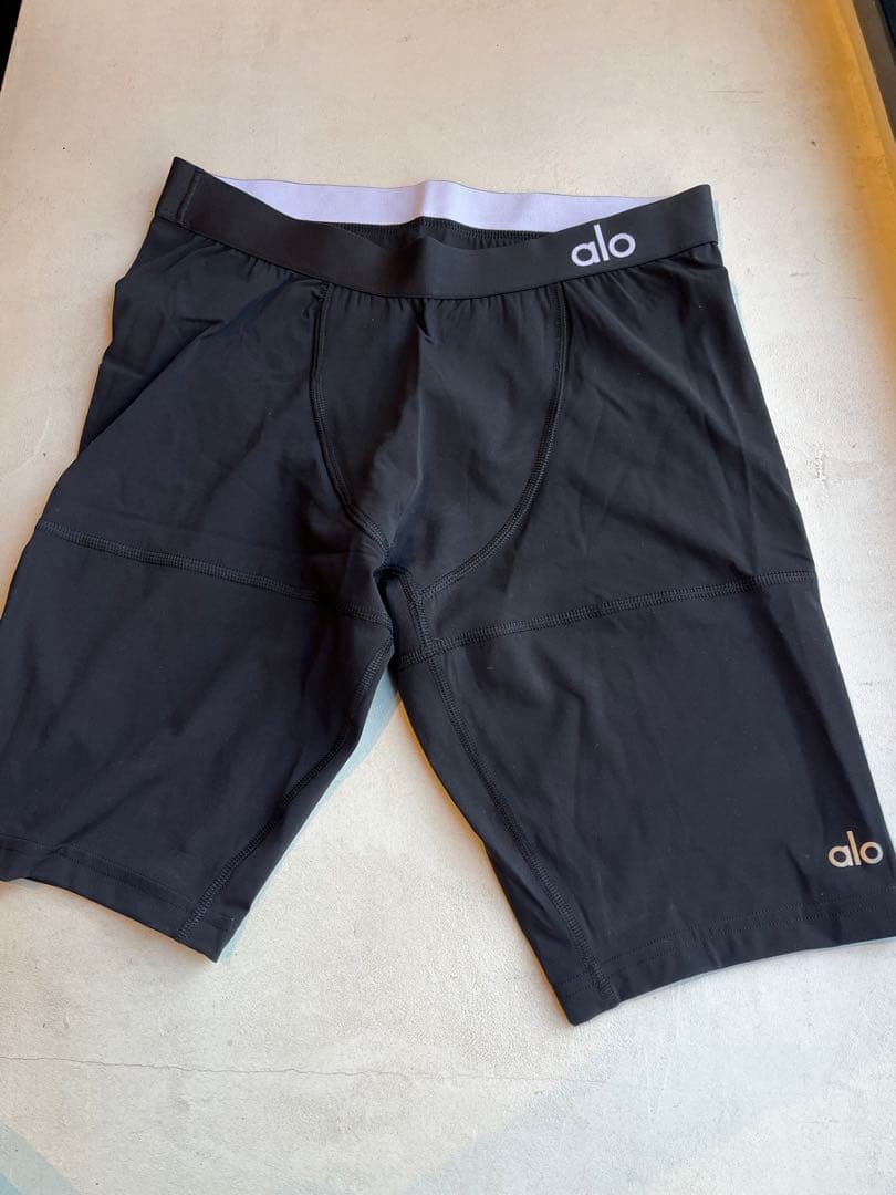 【新品未使用】alo Yoga パンツ　ブラックとホワイト　2点セット