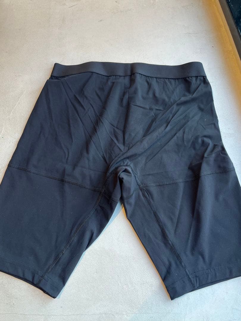 【新品未使用】alo Yoga パンツ　ブラックとホワイト　2点セット