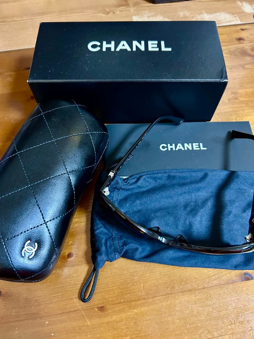 CHANEL ブラック キャットアイ サングラス ケース付き