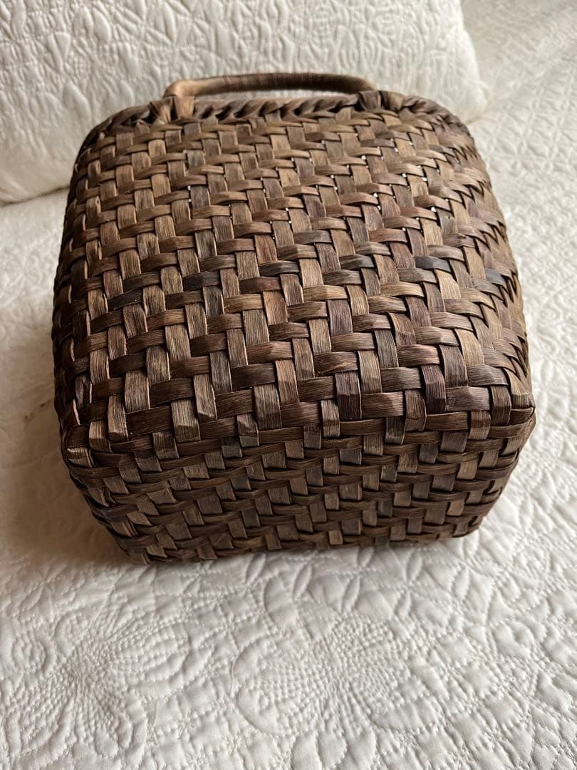 かごや　未使用　冬用　フェイクファー蓋付きくるみ籠　網代編み　　リネン巾着袋付き