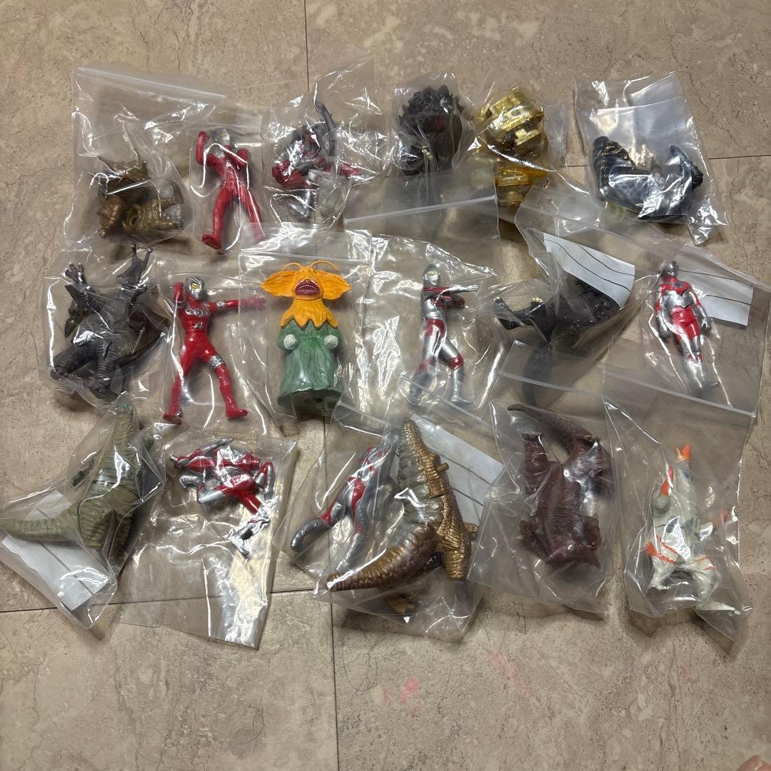 d*2様 ガシャポンウルトラマンシリーズ　全100体以上