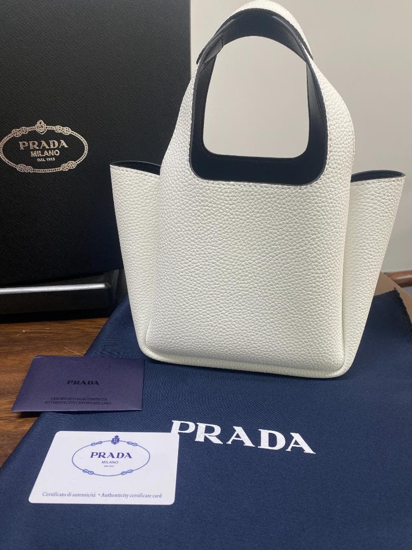 早い者勝ち！ホワイト 白い革 ハンドバッグ