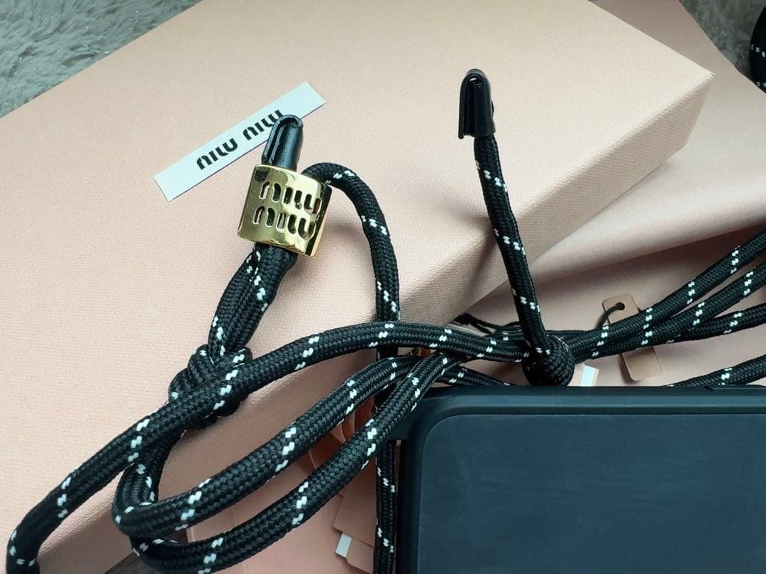 ミュウミュウ　iPhone 15 Pro ケース　iPhoneケース　ブラック