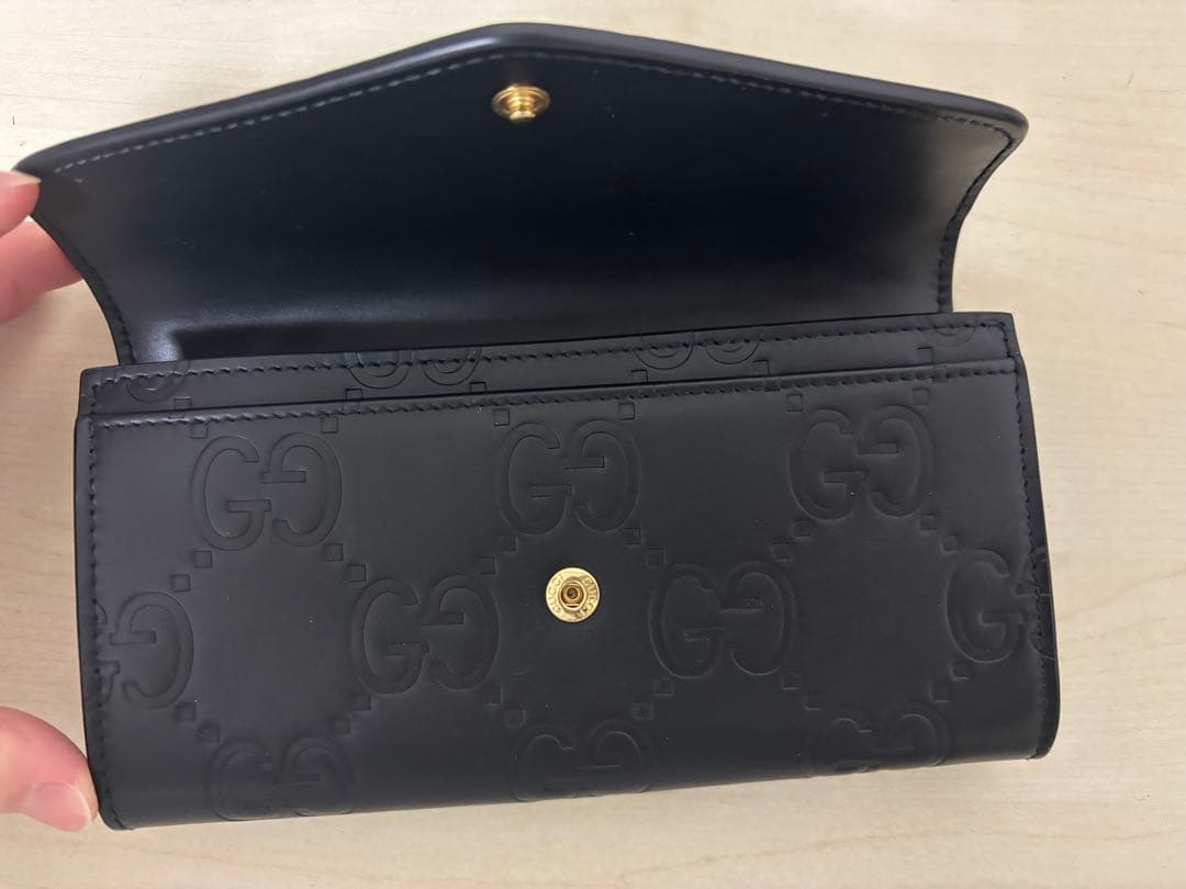 Gucci エンボスロゴ ブラック長財布