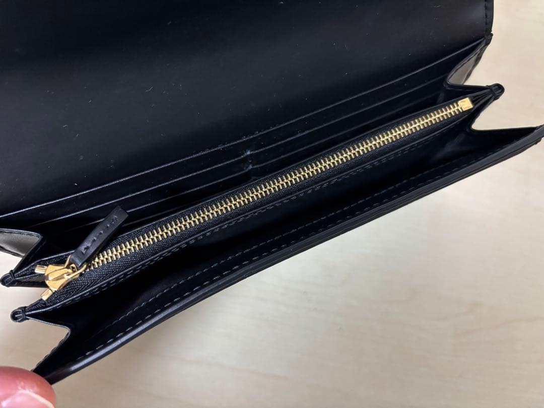 Gucci エンボスロゴ ブラック長財布