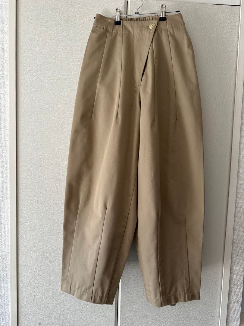 nala 2025 コクーンチノパンツ　ベージュ