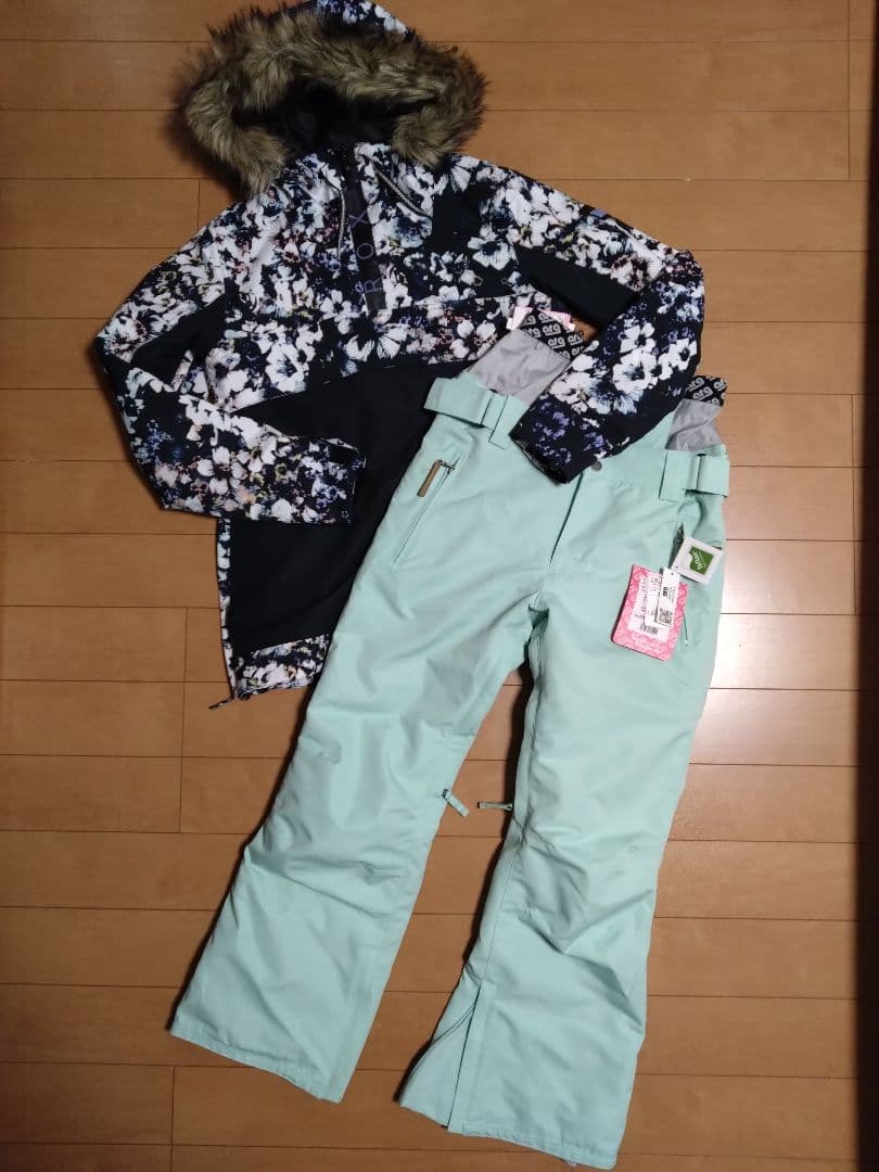 【新品タグ付き】ROXY ファー付きスノーボードウェア　スキー　スノーウェア