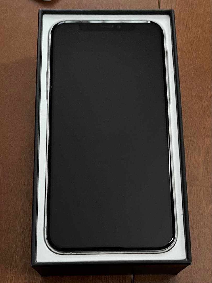 iPhone 11 Pro 64GB シルバー 付属品完備 純正ケース付