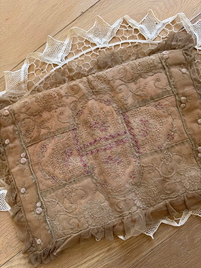 フランスアンティーク小さなバラ刺繍にレースが見事なハンキーケース