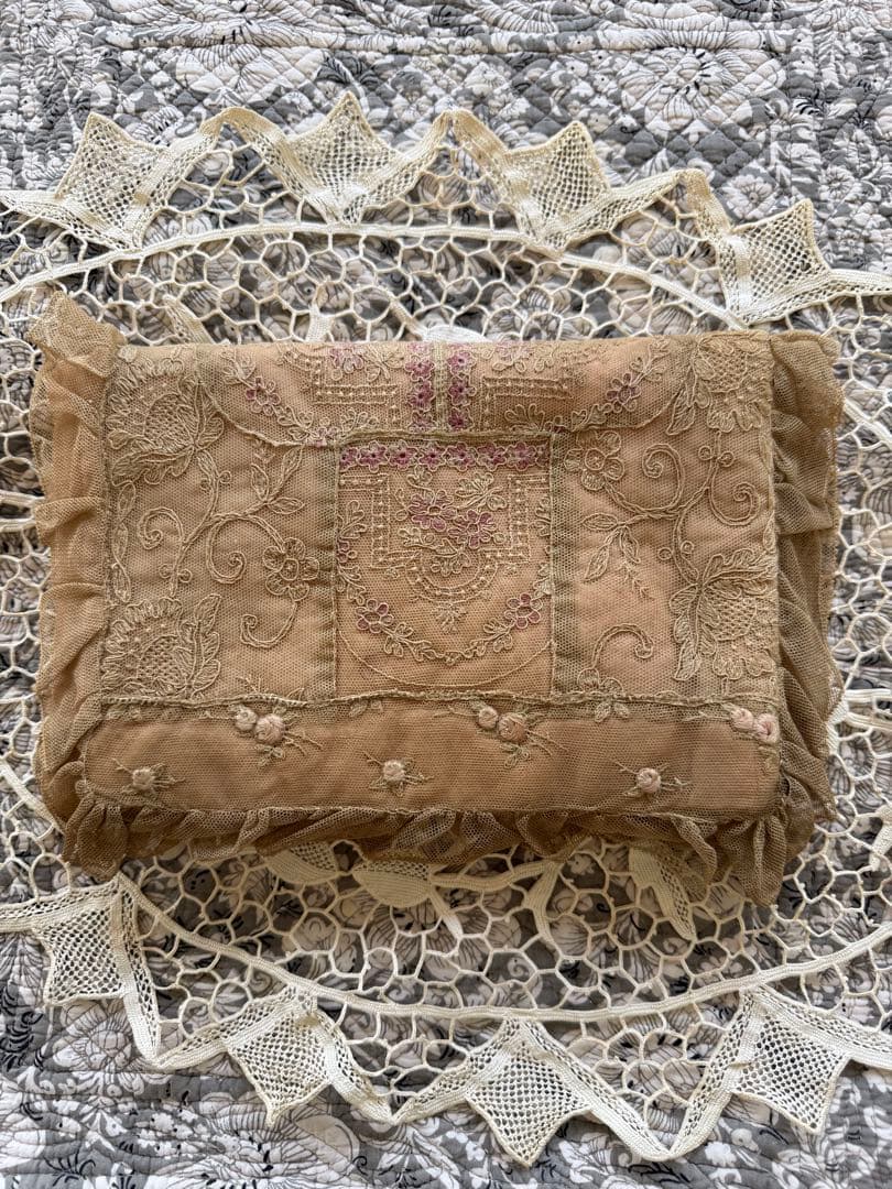 フランスアンティーク小さなバラ刺繍にレースが見事なハンキーケース