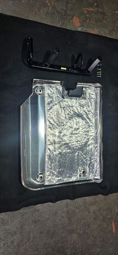 UDトラックス クオン マフラーカバー ステップブラケット付き