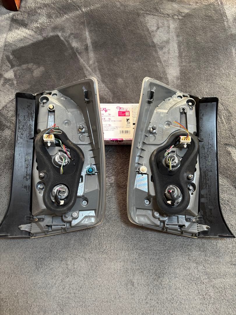 プリウス30後期トヨタ純正テールライト 左右セット 美品