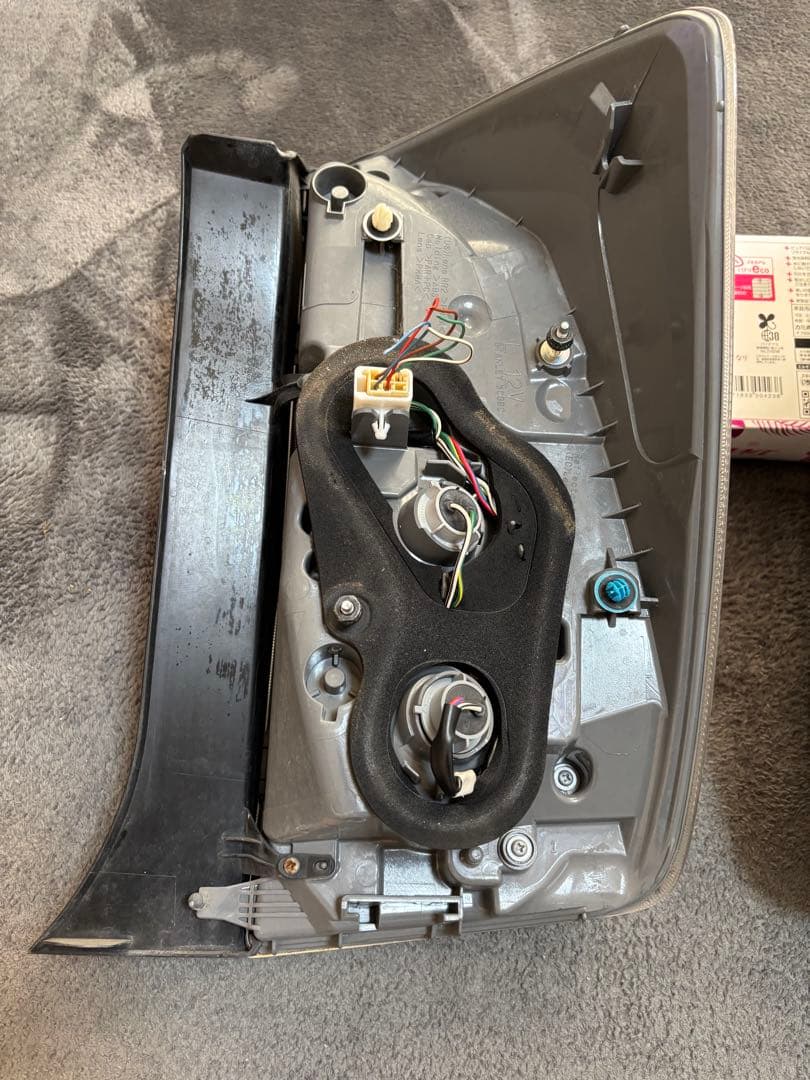 プリウス30後期トヨタ純正テールライト 左右セット 美品