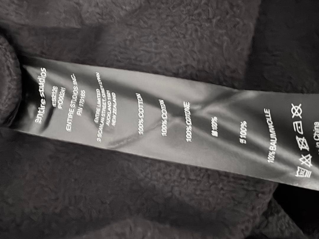 entire studios BOX CREW soot 黒