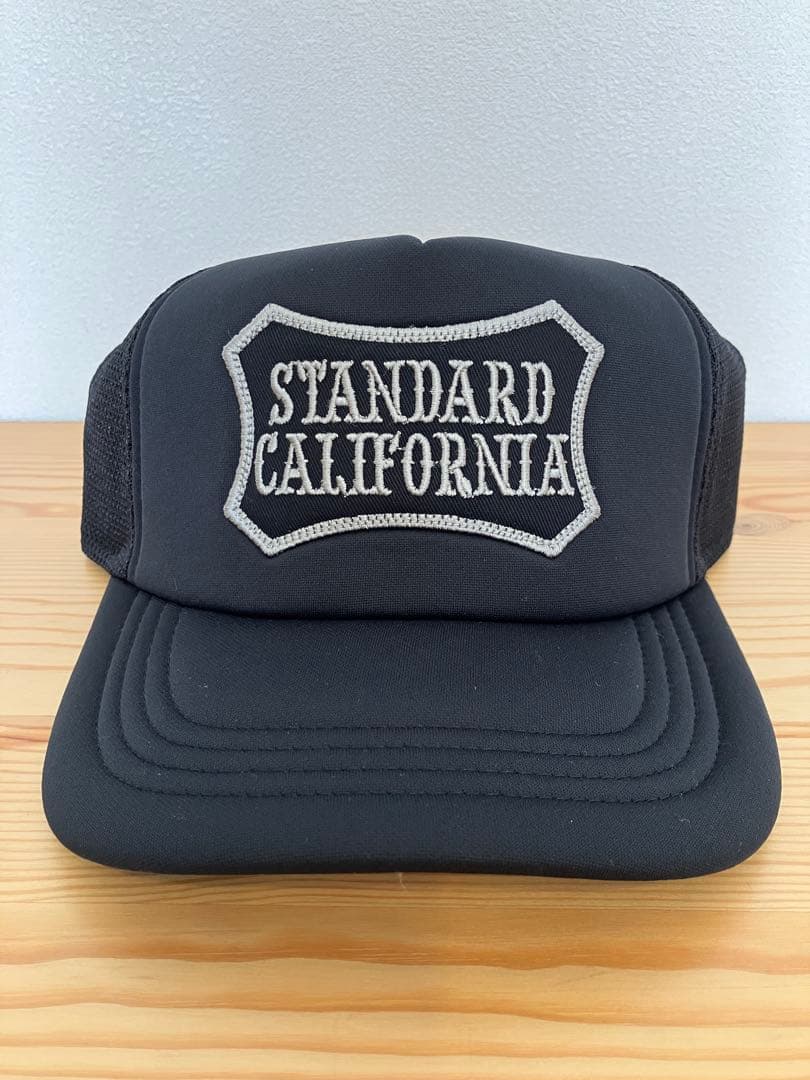 スタンダードカリフォルニア　ベーシックロゴパッチメッシュキャップ