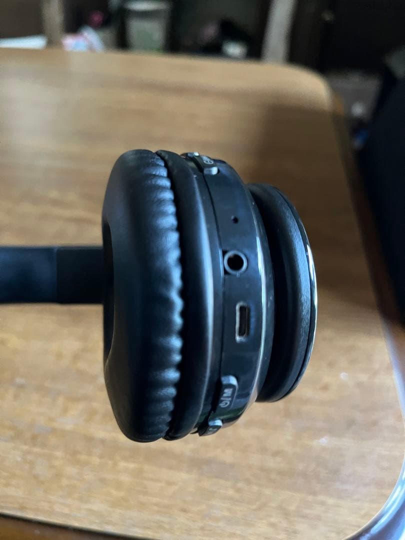 ヘッドフォンこれは、ヘッドフォンであり、充電器も接続されてワンプライスです