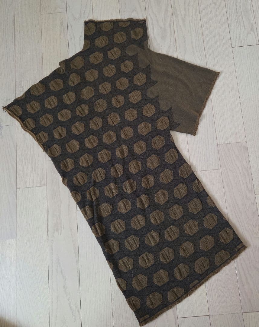 ISSEY MIYAKE　イッセイミヤケ　ブラウン系六角形パターン半袖ニット