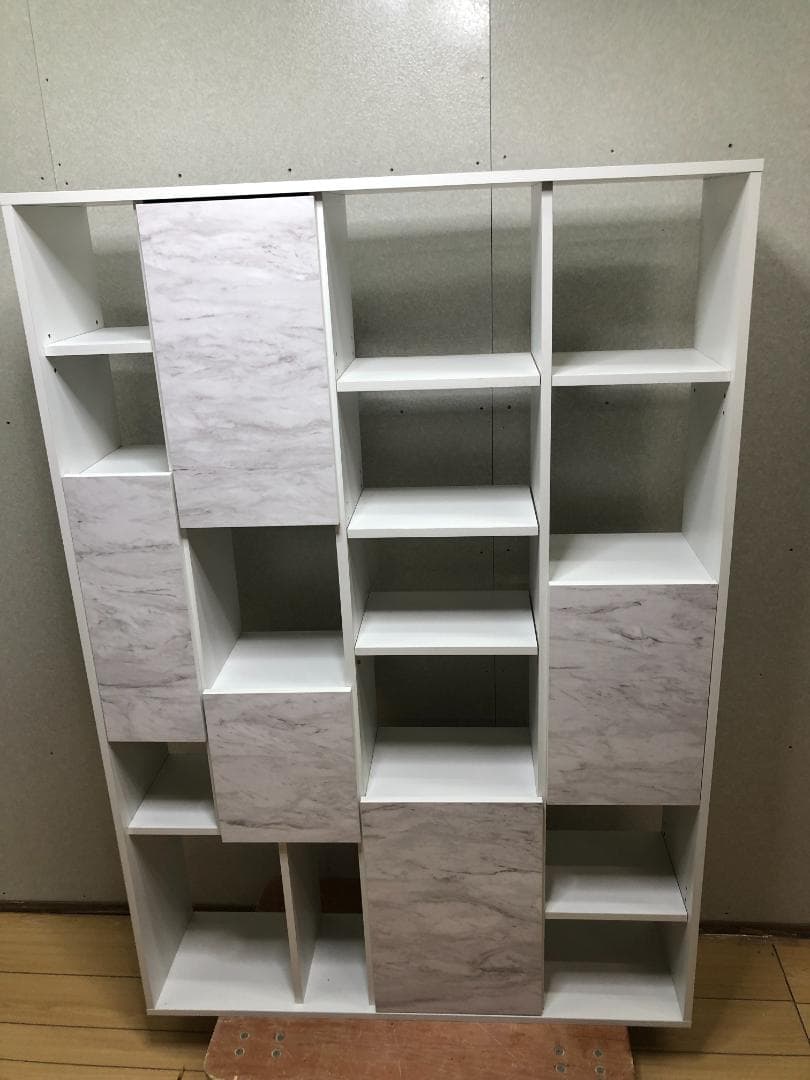 LOWYAの大理石風　本棚 シェルフ ディスプレイ 縦型 250414-11