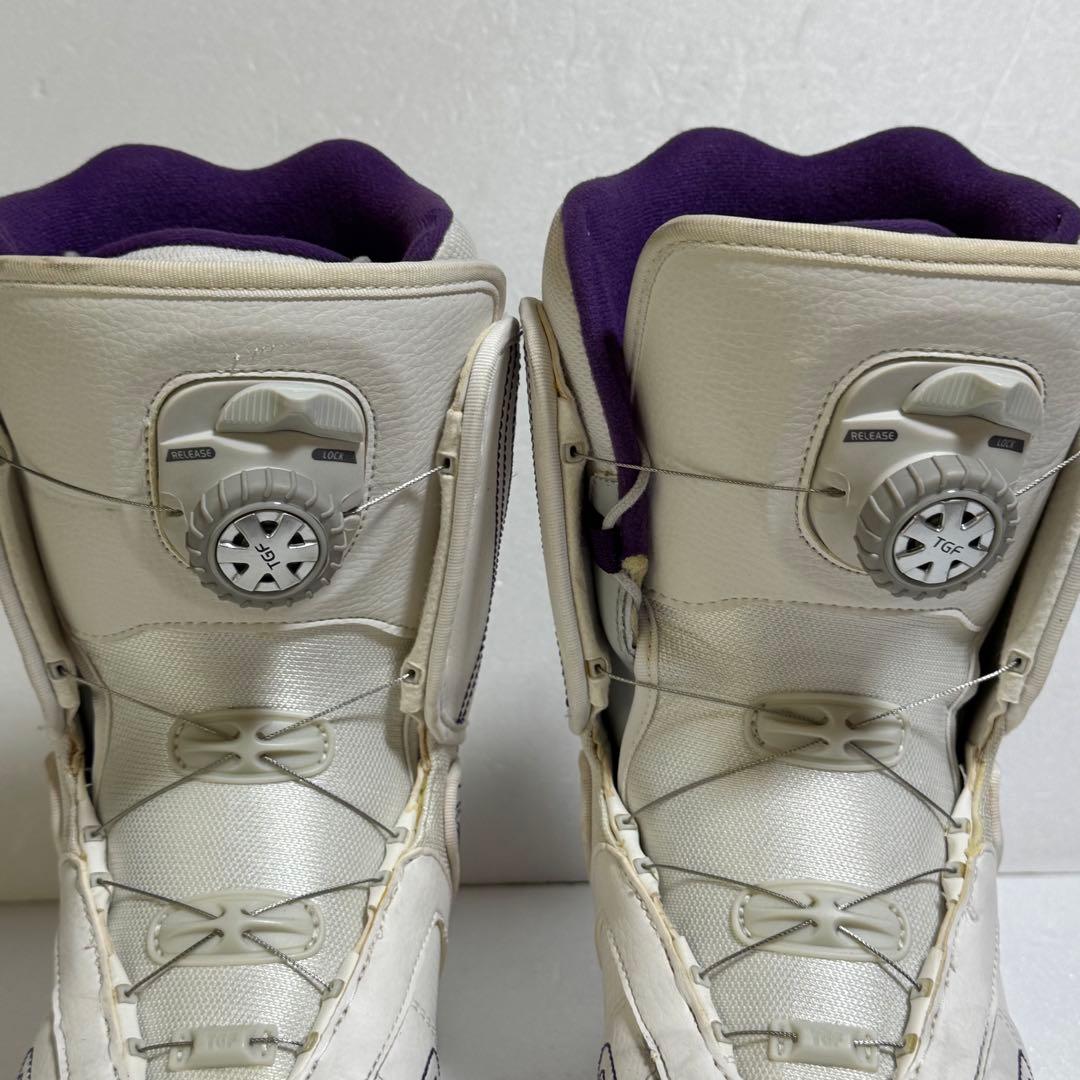 美品24.5cm スノーボードブーツキスマーク白色ホワイトレディース女性初心者