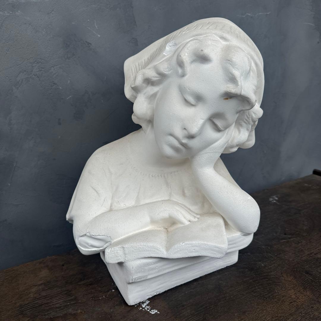 ヴィンテージ石膏像　本読みながらうたたねをする少女