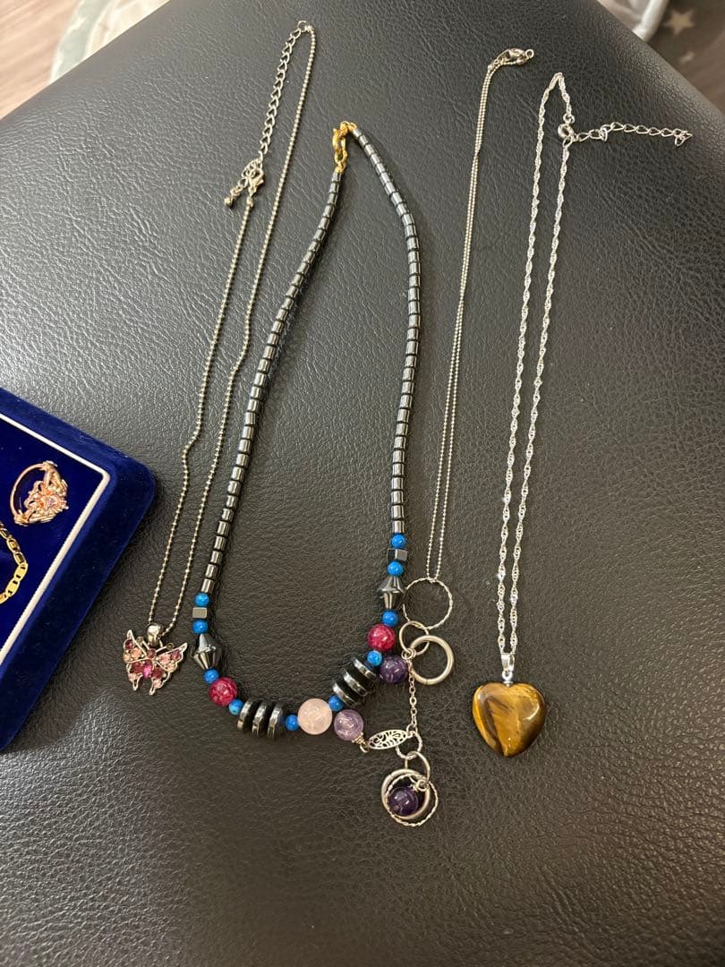 ダ*オ様 遺品生前整理多色ビーズとハート型ペンダントとゴールドネックレまとめ売り