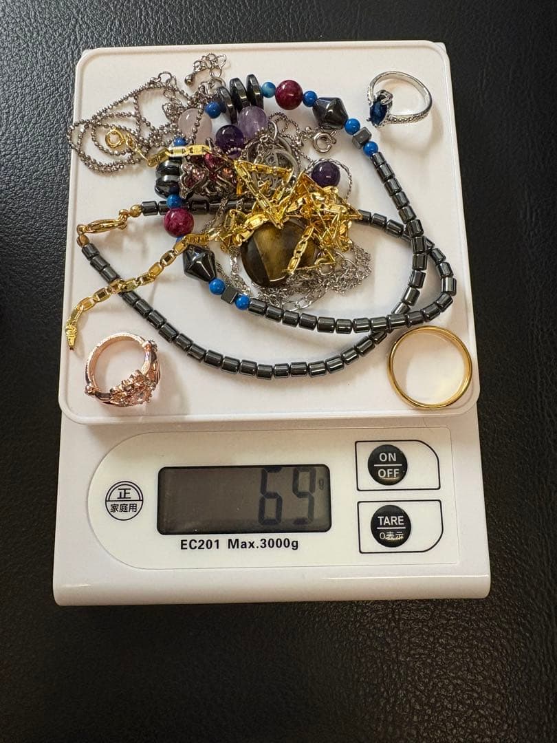 ダ*オ様 遺品生前整理多色ビーズとハート型ペンダントとゴールドネックレまとめ売り