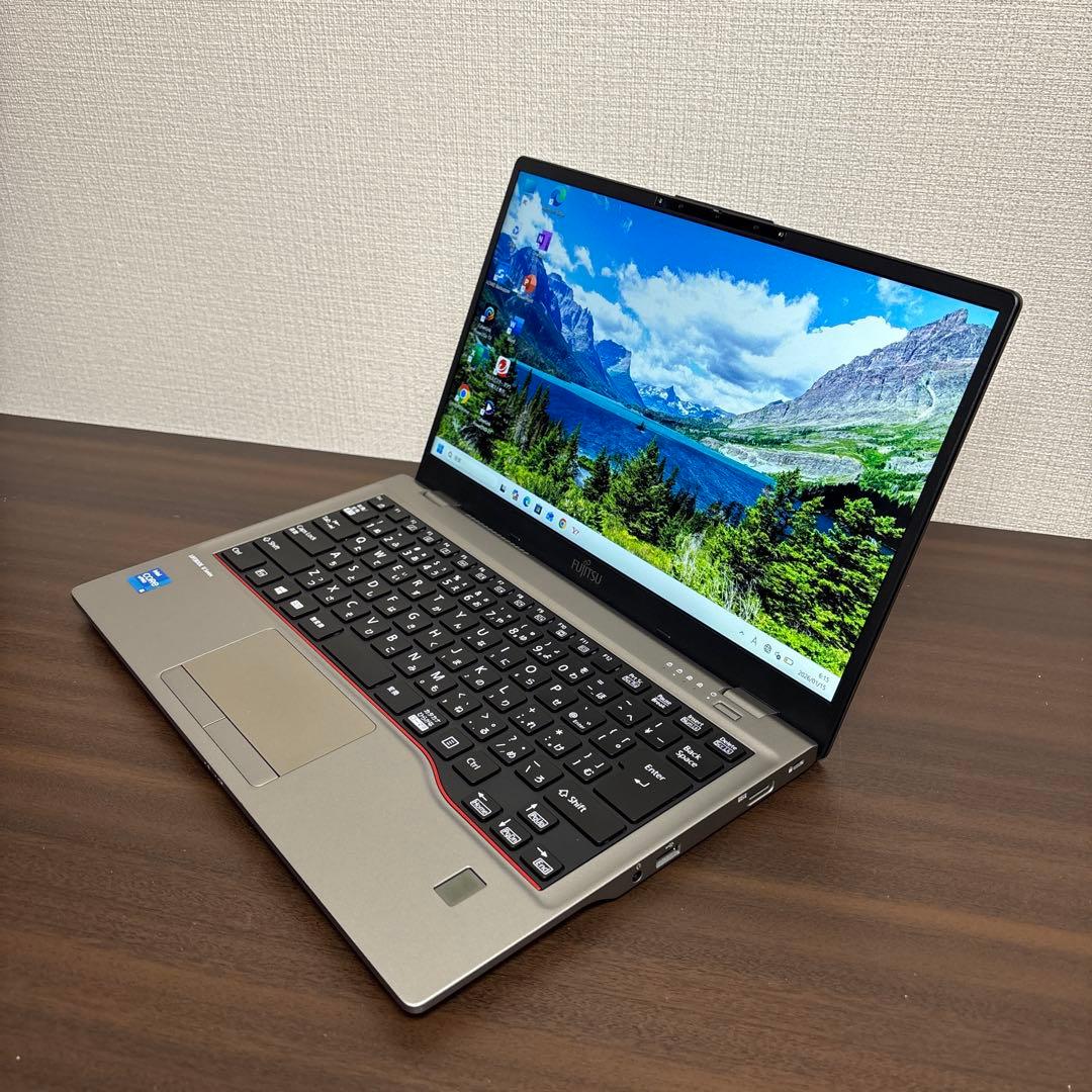 展示機並美品！合金ボディー！第11世代CPU搭載富士通製13.3型モバイルPC