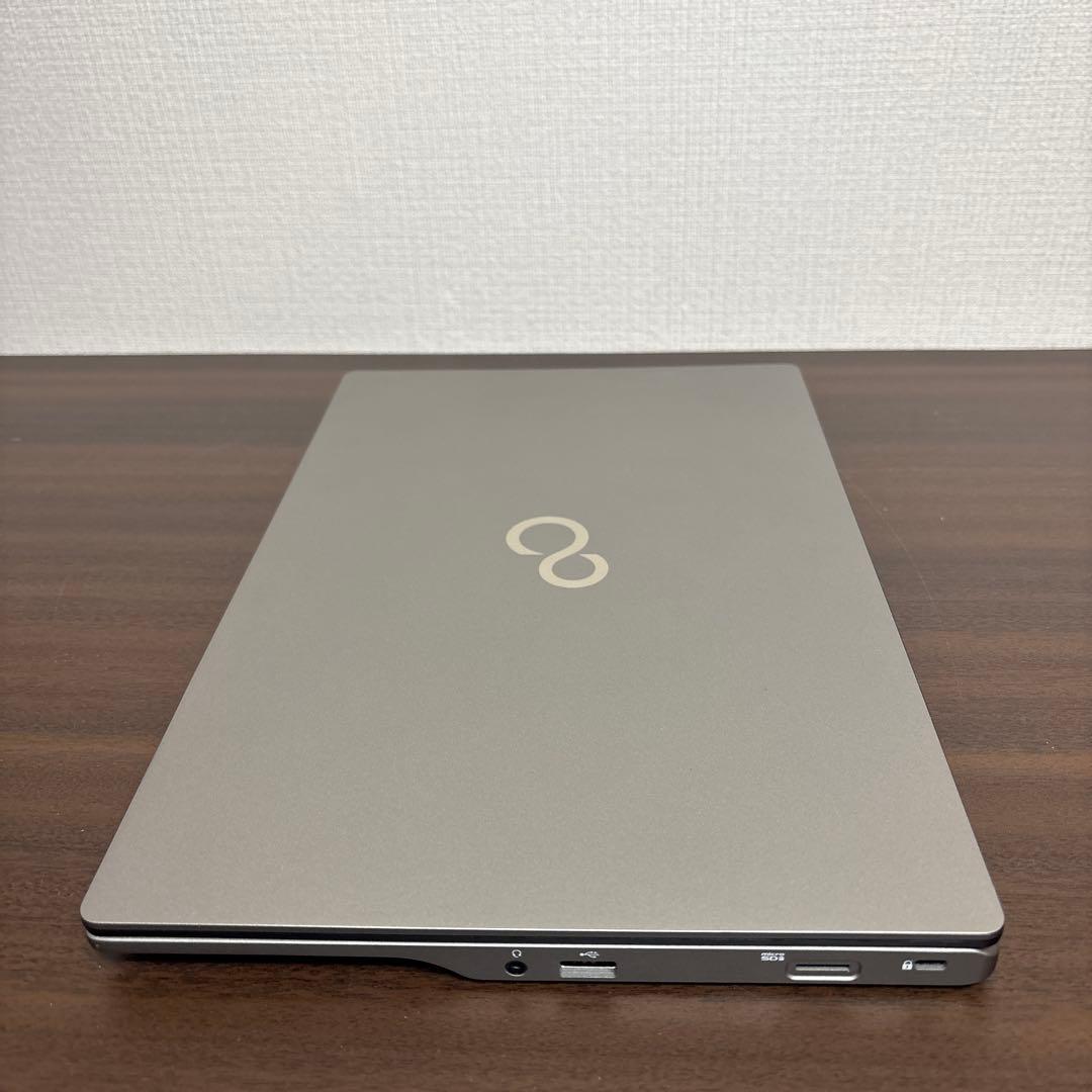 展示機並美品！合金ボディー！第11世代CPU搭載富士通製13.3型モバイルPC