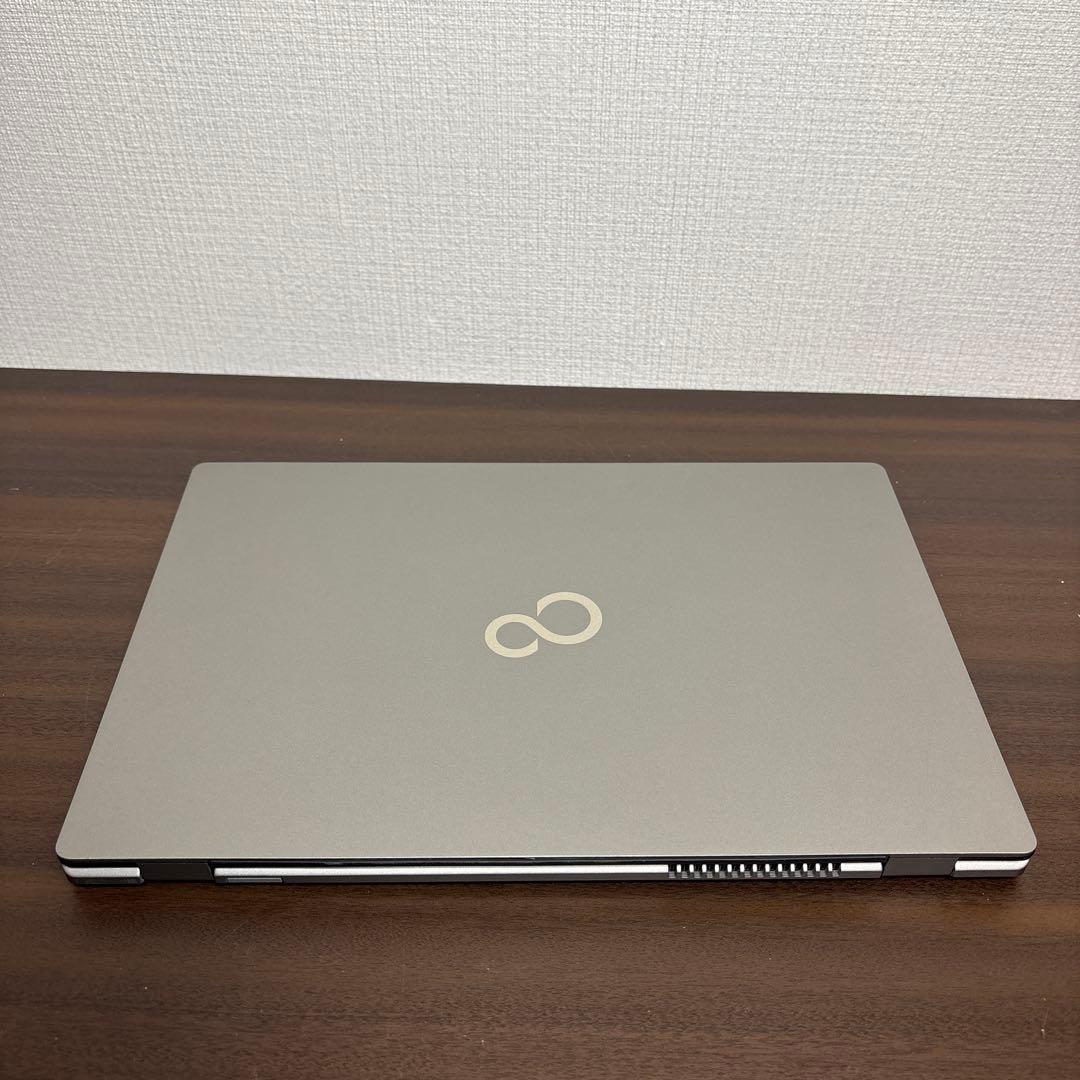 展示機並美品！合金ボディー！第11世代CPU搭載富士通製13.3型モバイルPC
