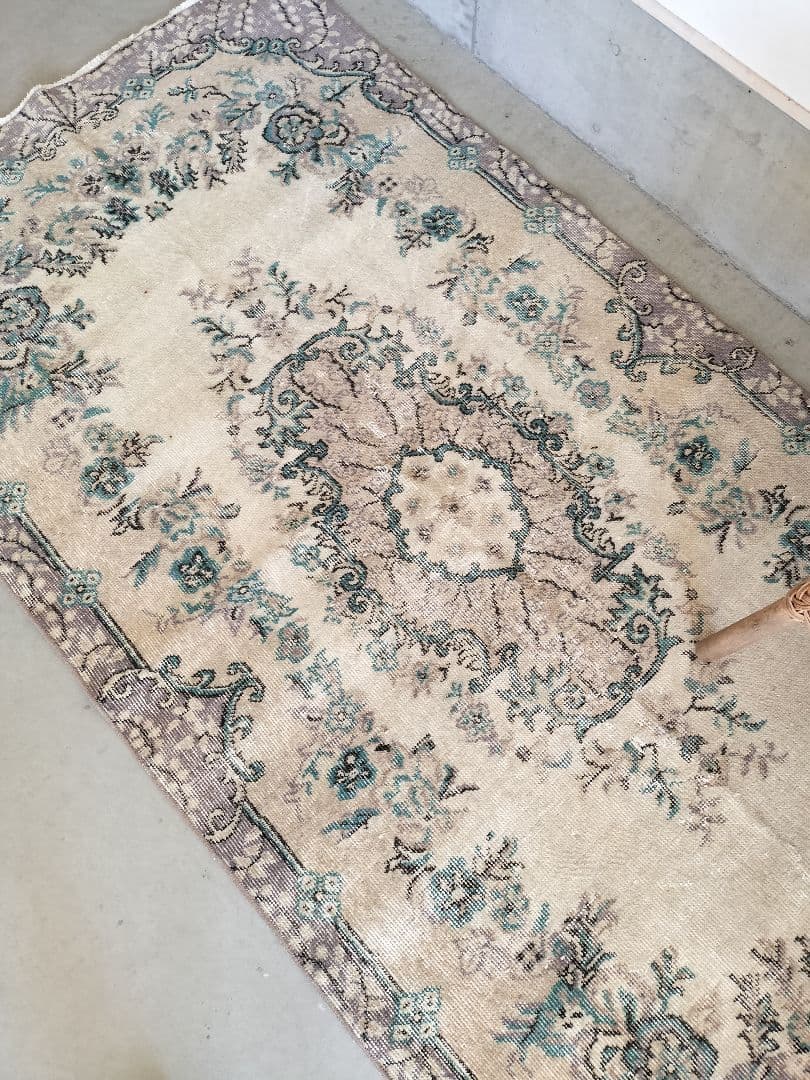 クリームベージュとパープル味グレー　トルコラグ　石田ゆり子さんNo.712