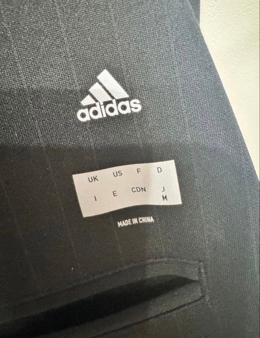 adidas ブラック ストライプ ビジネススーツ