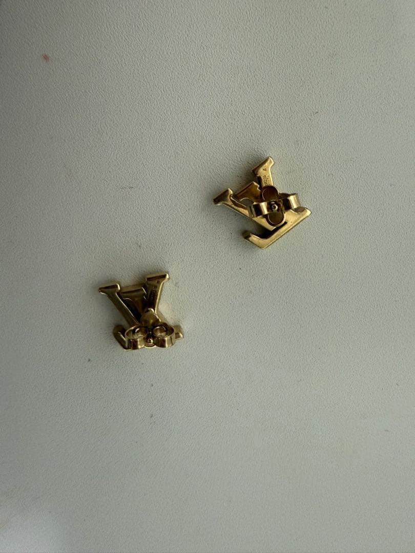 LVロゴ ストーン付きスタッドピアス