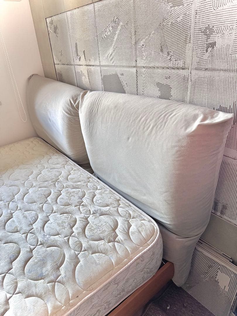 【送料無料】シモンズSimmons マットレス　クイーンベッドフレームセット