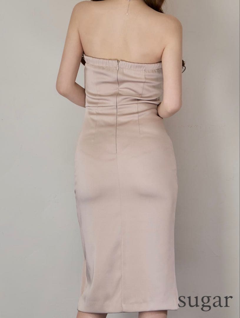 1度のみ着用　ベージュ ストラップレス サテン風ドレス