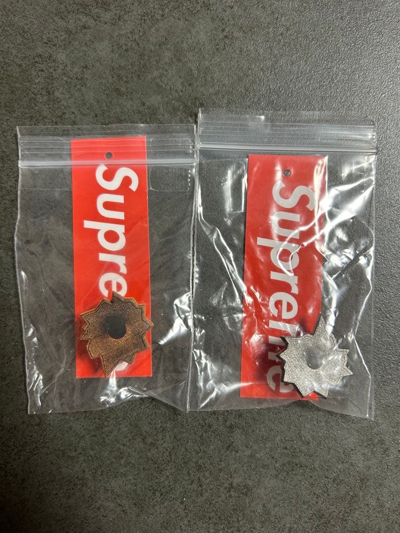 Supreme Bullet Hole Pin 2色セット