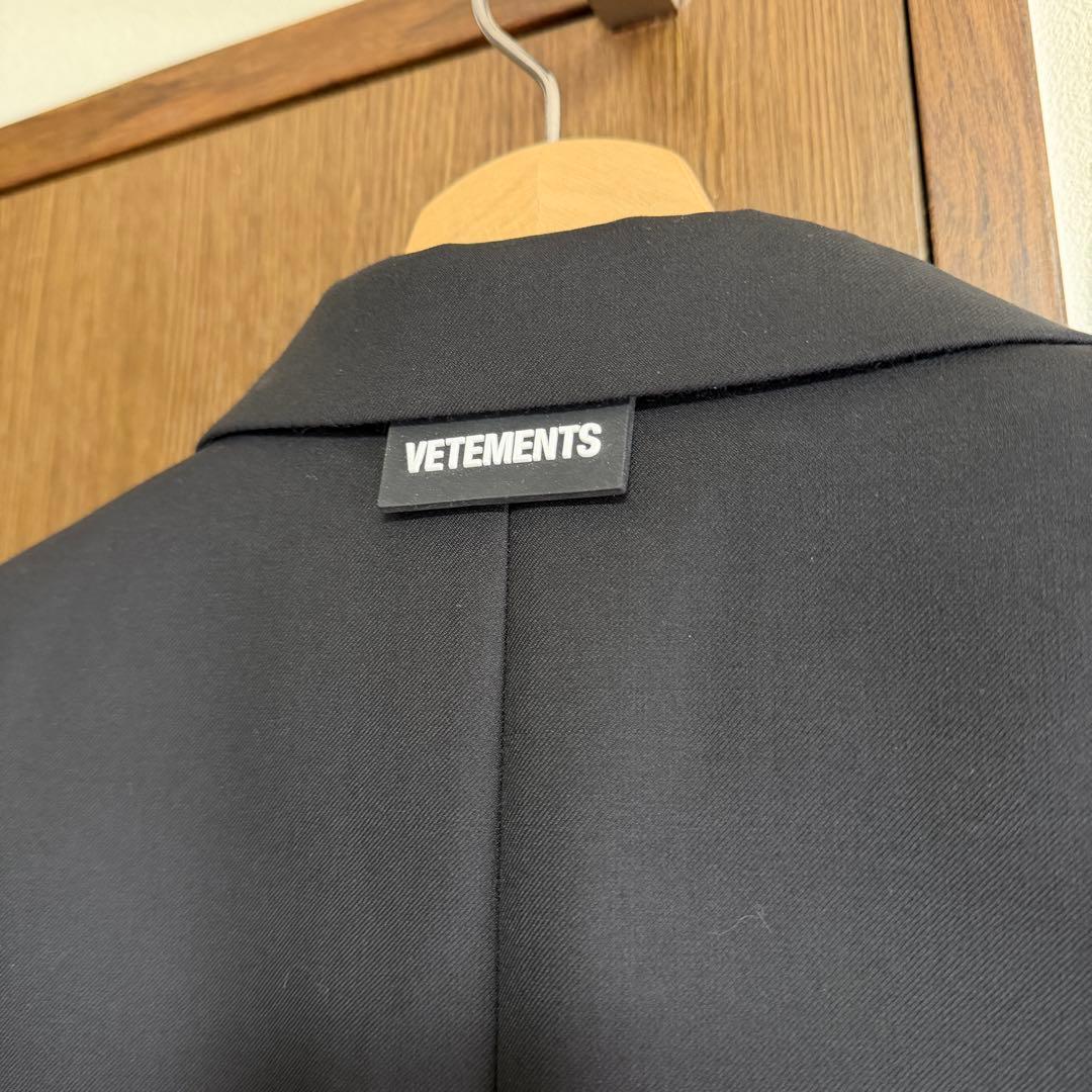 ジャケット・アウター VETEMENTS GOTHIC LOGO EMBROIDERED JACKET