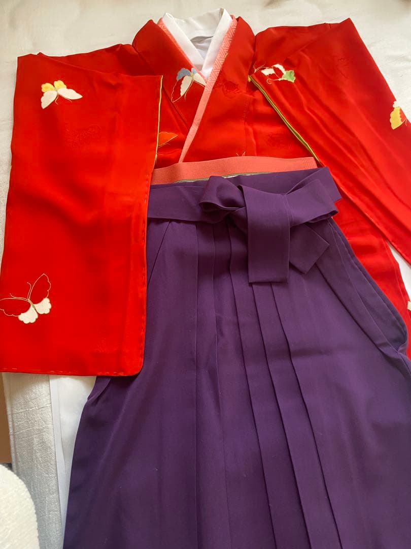 卒業式　着物と袴セット　赤の蝶柄小紋　紫色の袴　半幅帯　伊達襟