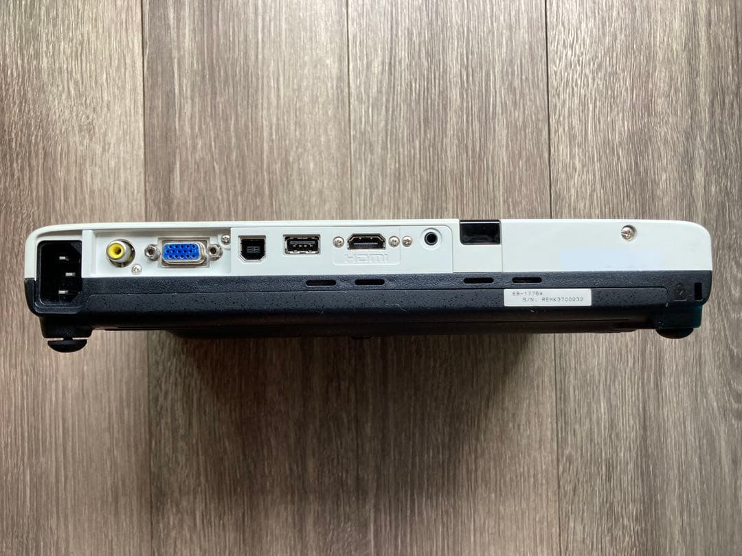 薄型軽量！EPSON EB-1776W 使用頻度の少ない最良品