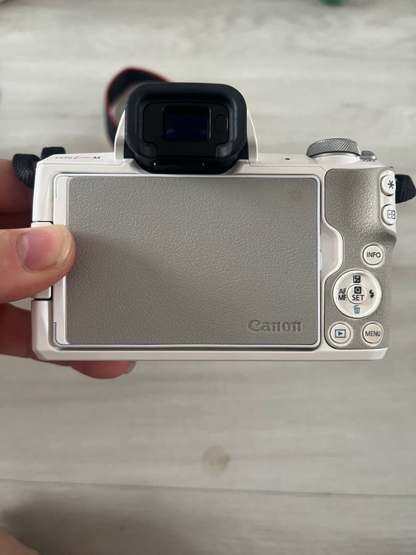 【携帯用バッグ付き】 Canon EOS Kiss M ホワイト レンズキット